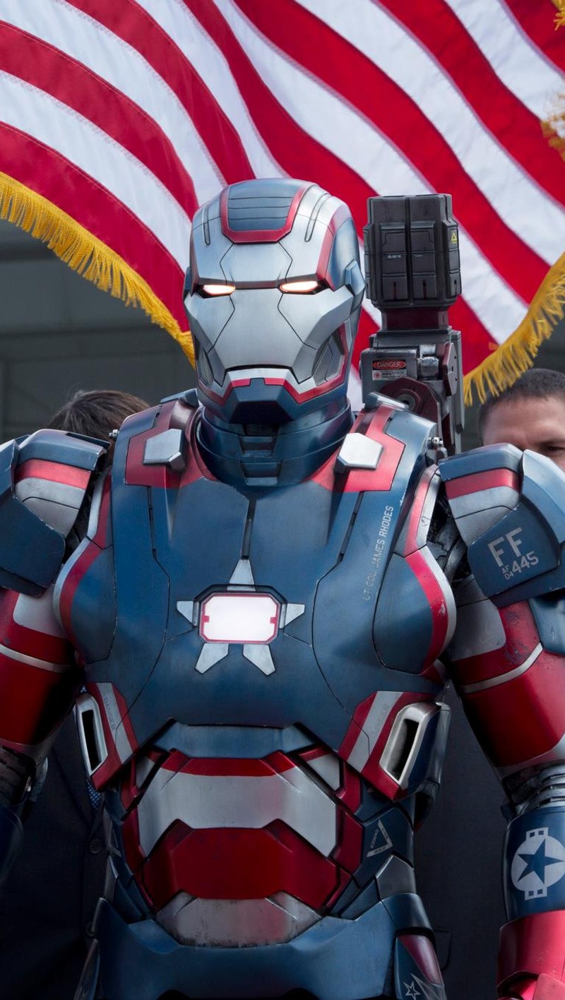 Жираф, одетый в костюм железного человека с американским флагом (герой, iron patriot, marvel, фильм)