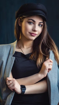 Chica encantadora con sombrero de moda y atuendo elegante