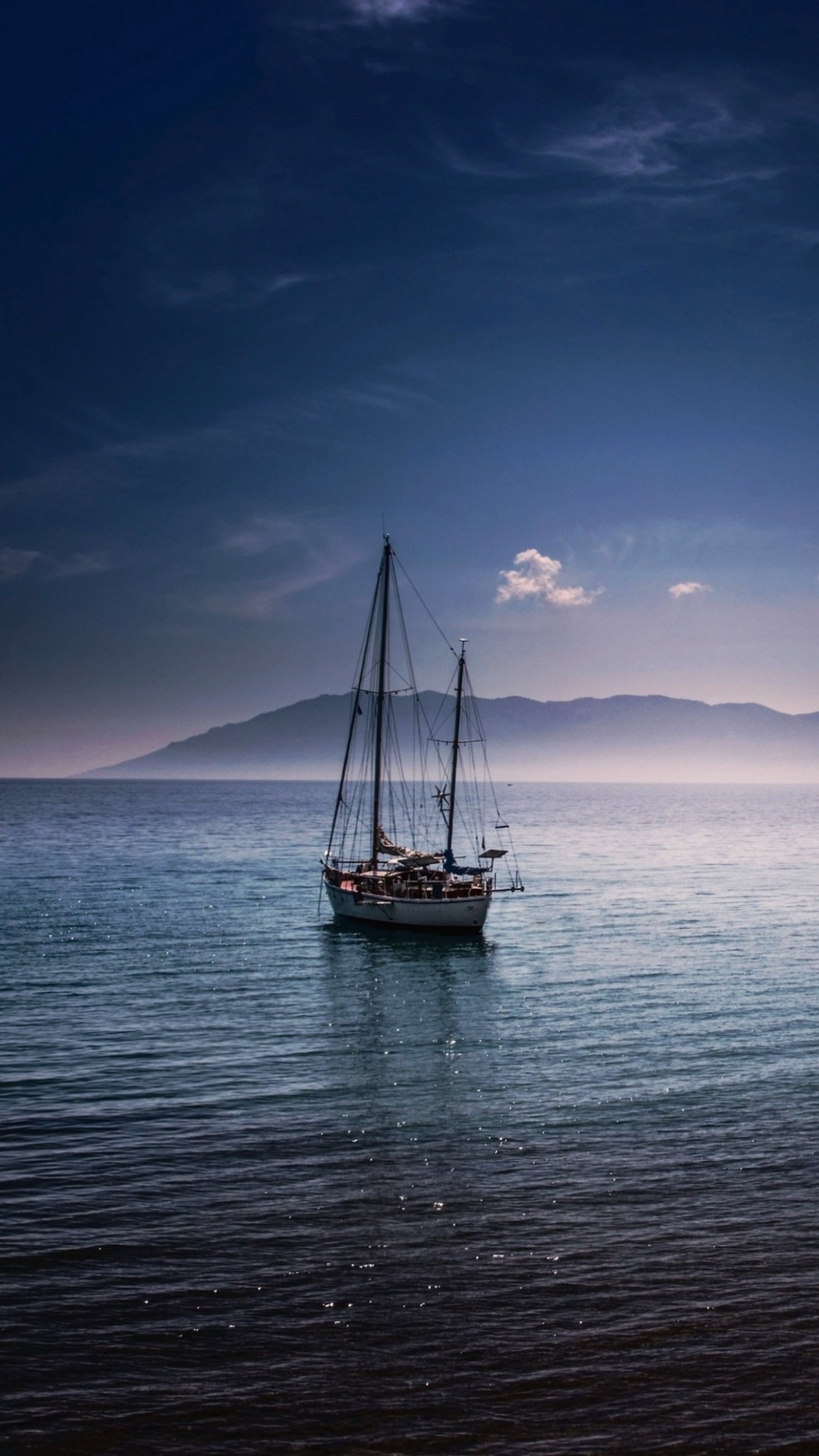 Ein segelboot, das im wasser schwimmt (boot, hügel, see, natur, segeln)