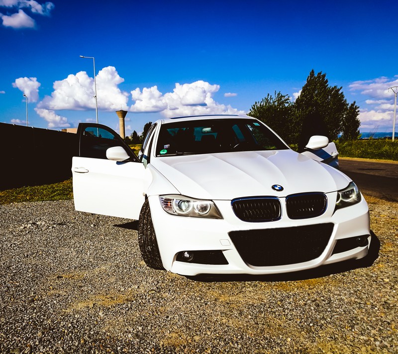 Близкий план белого автомобиля, припаркованного на гравийной дороге (bmw, доктор, dr, любовь)