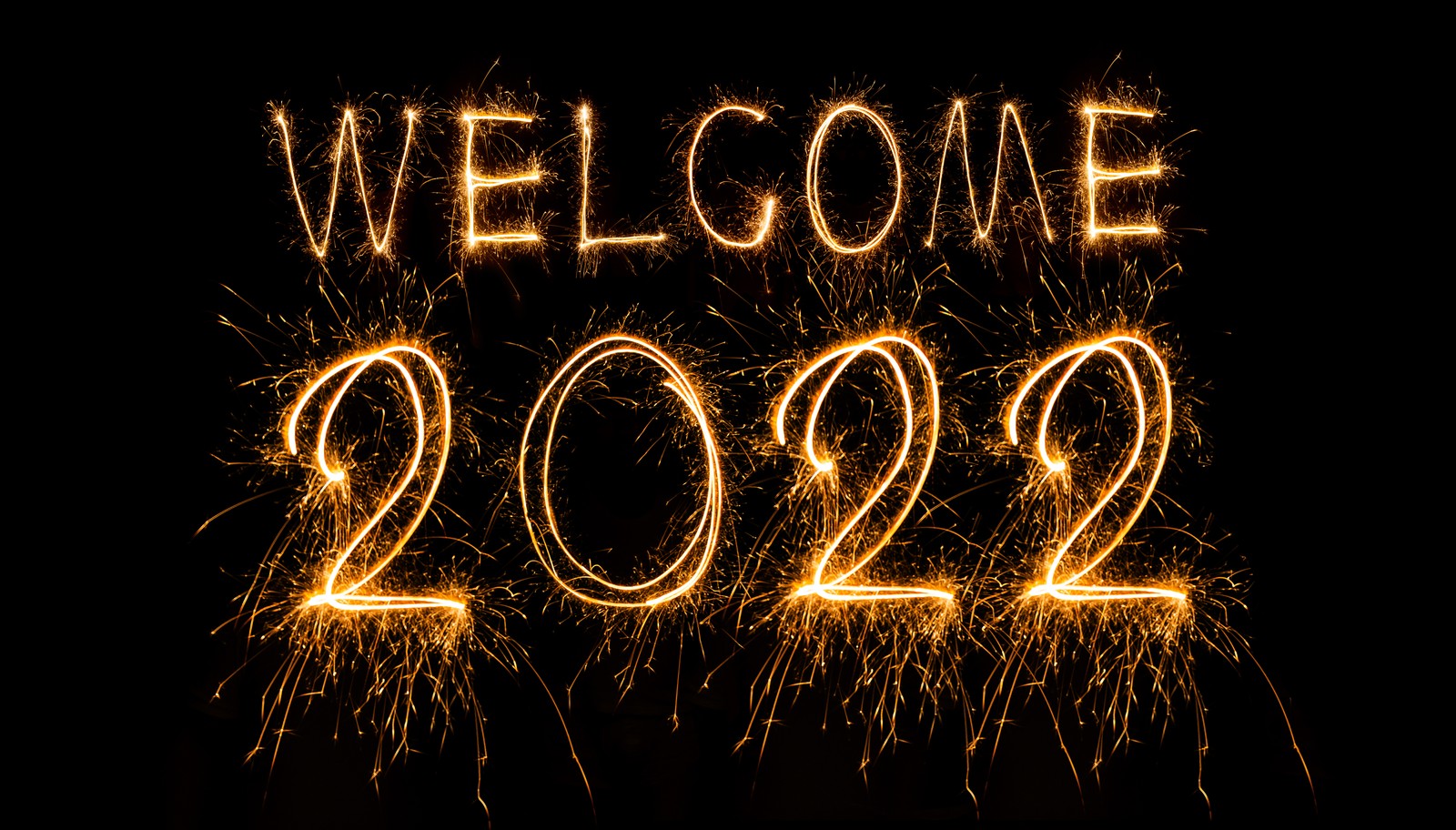 Un gros plan d'un panneau disant "bienvenue 202" avec des feux d'artifice en arrière-plan (bienvenue 2022, nouvel an 2022, bonne année, pétillant, arrière plan noir)