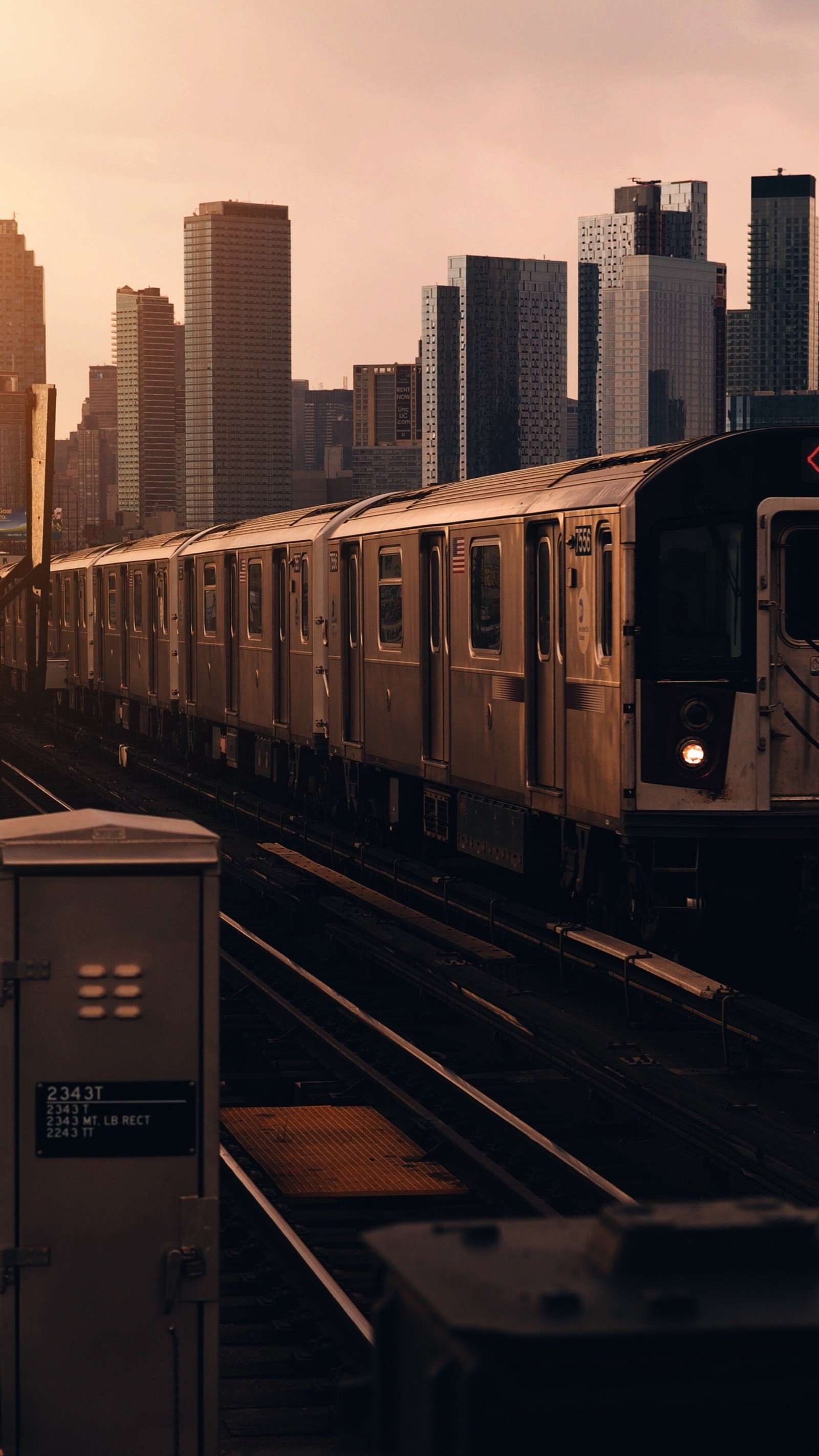 Поезд арафед на рельсах перед горизонтом города (нью йорк, new york, быстрый транспорт, поезд, железнодорожный транспорт)