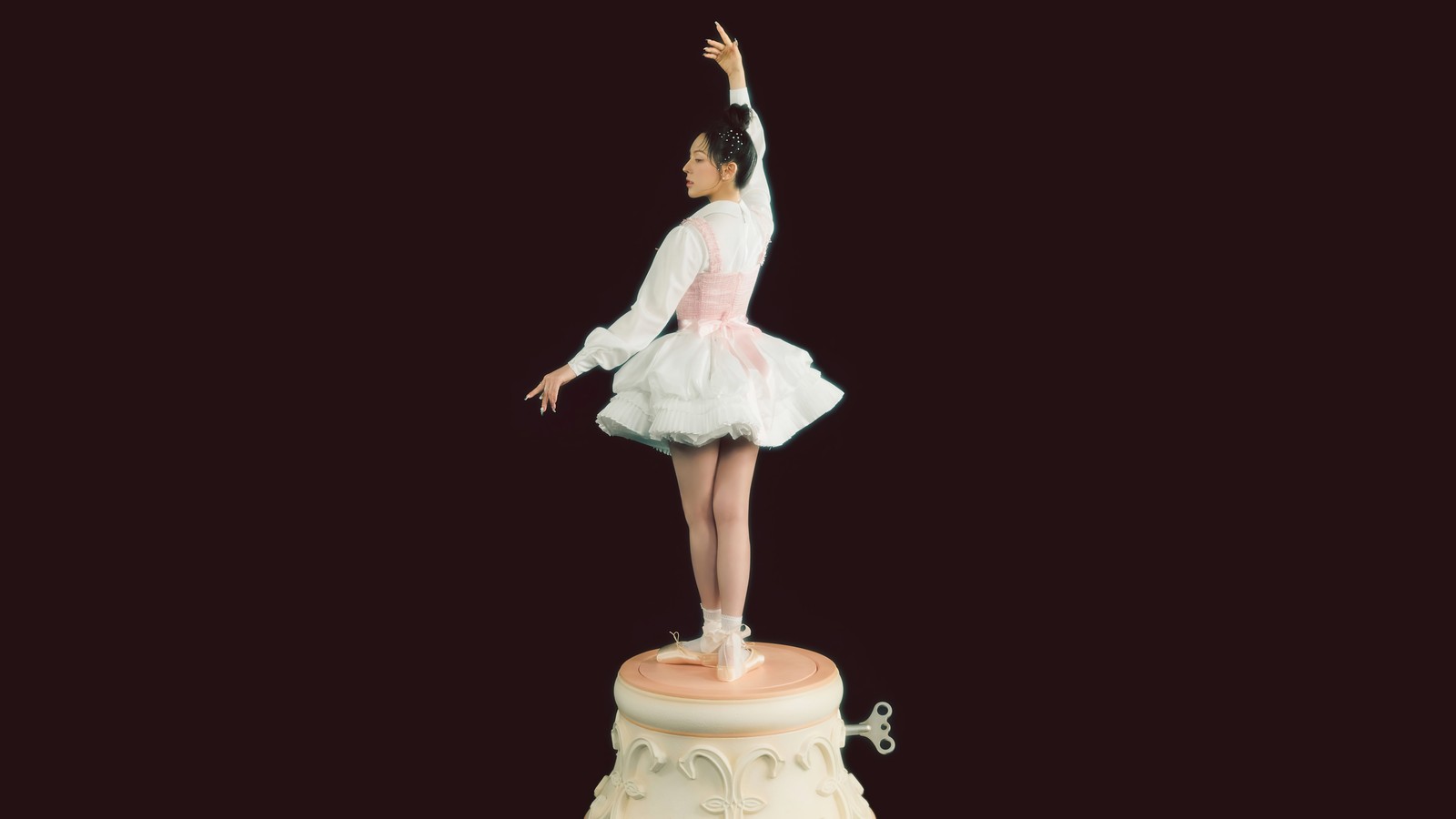 Há uma estátua de uma bailarina em um pedestal (red velvet, 레드벨벳, kpop, k pop, wendy)