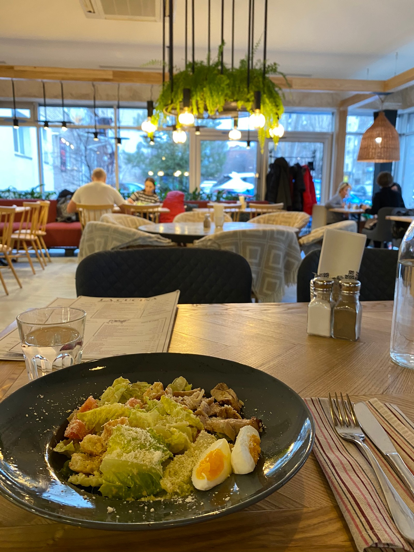 Há um prato de comida em uma mesa em um restaurante (refeição, café da manhã, brunch, prato, iluminação)