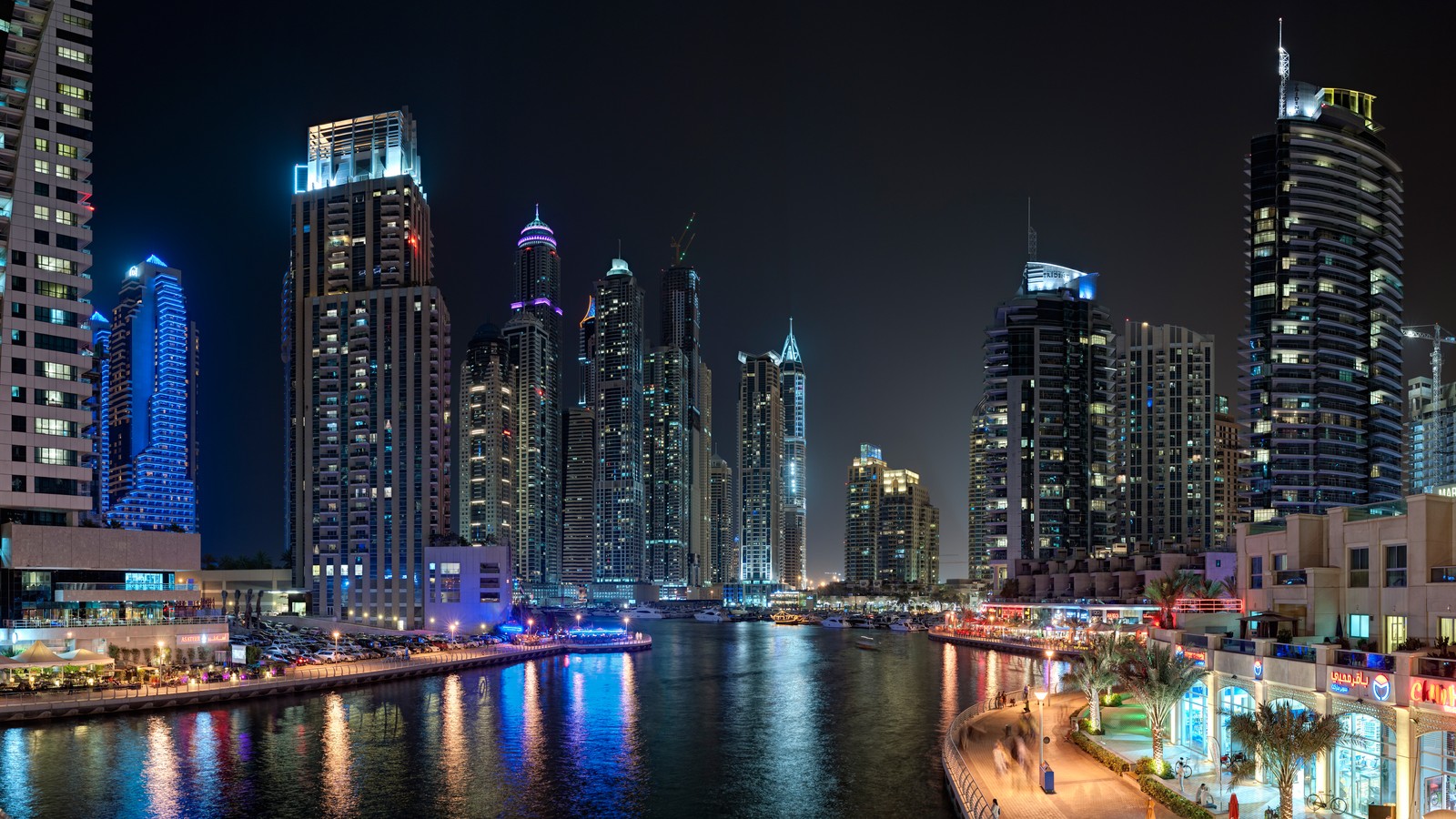 Vista de uma cidade à noite com arranha-céus e um rio (marina de dubai, cidade, paisagem urbana, metrópole, área urbana)