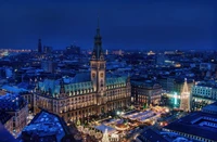 Impresionante vista nocturna del histórico Ayuntamiento de Hamburgo entre luces festivas