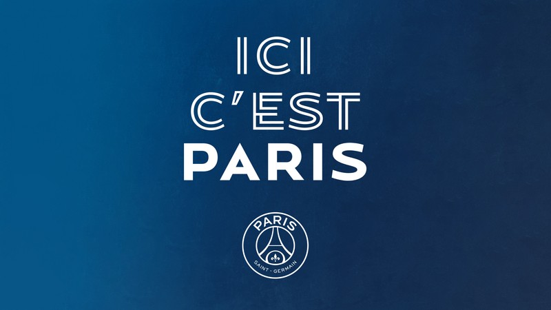 Крупный план теннисного мяча на корте с надписью ici c'est paris (пари сен жермен, paris saint germain, футбольная команда, синий фон, спорт)