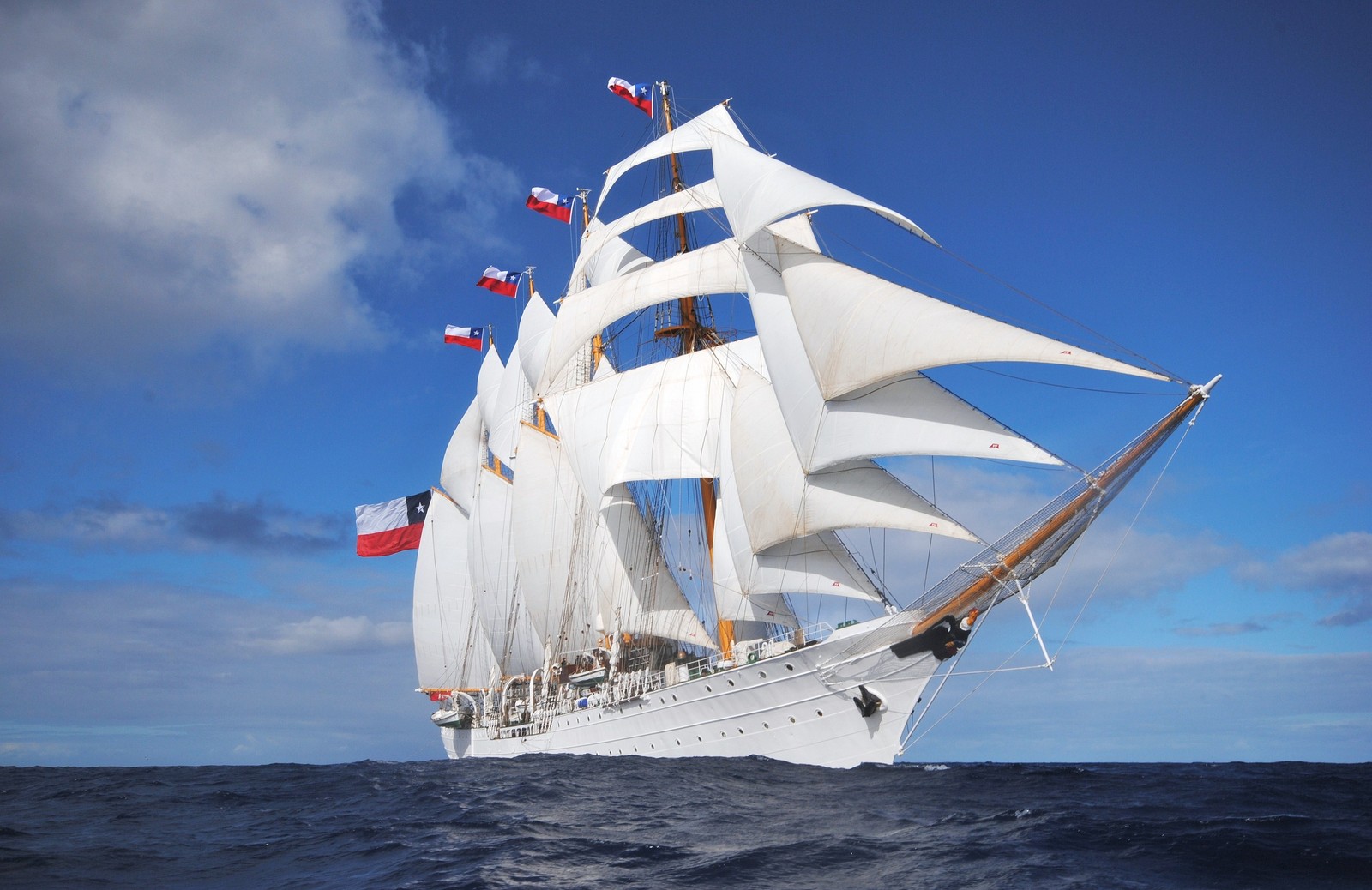 Un voilier avec des drapeaux navigue dans l'océan ouvert (navire, voilier, grand navire, barquentine, bateau)