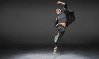 Bailarín de hip hop dinámico con ropa deportiva elegante