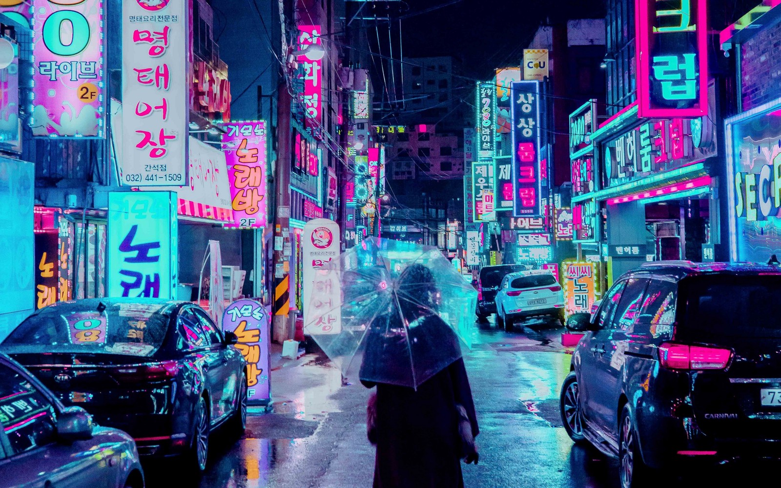 Imagem borrada de uma mulher caminhando pela rua à noite (néon, roxo, rua, metrópole, noite)