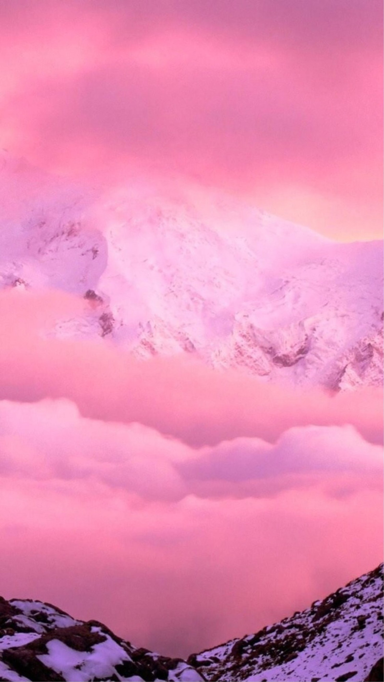 Montanhas cobertas de neve e nuvens com um céu rosa (rosa, nuvem, roxo, violeta, magenta)