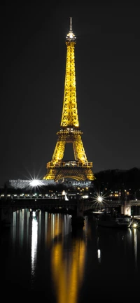 Eiffelturm beleuchtet um Mitternacht über der Seine