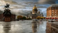 Catedral de São Isaac refletida em uma praça encharcada de chuva com uma estátua equestre em primeiro plano