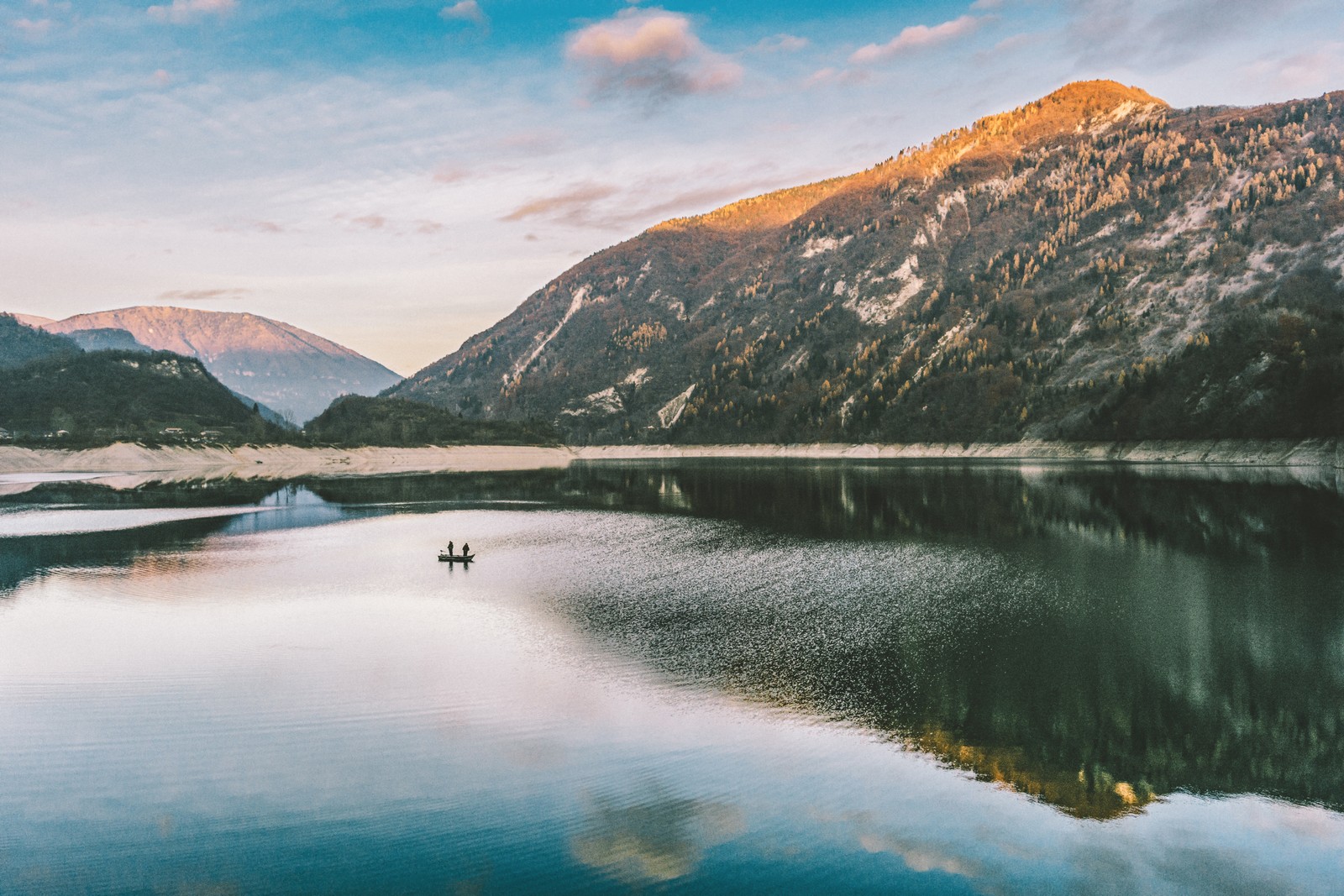 Una lancha editada en un lago con montañas al fondo (naturaleza, montaña, reflexión, lago, agua)