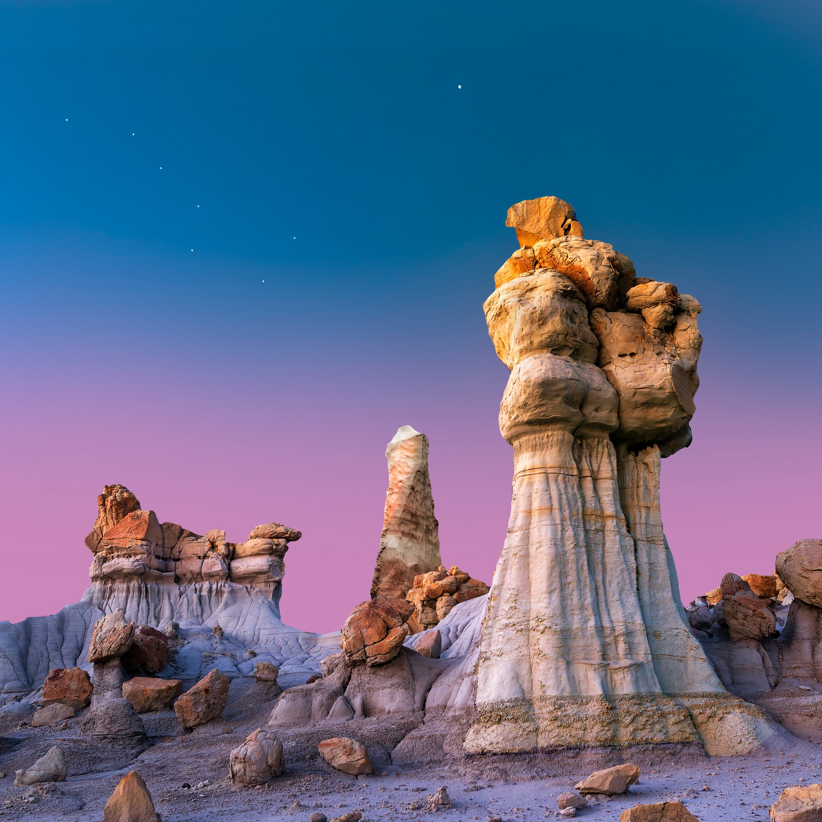 Hay una gran formación rocosa en medio de un desierto (badlands, rocas, paisaje, nuevo méxico, 5k)