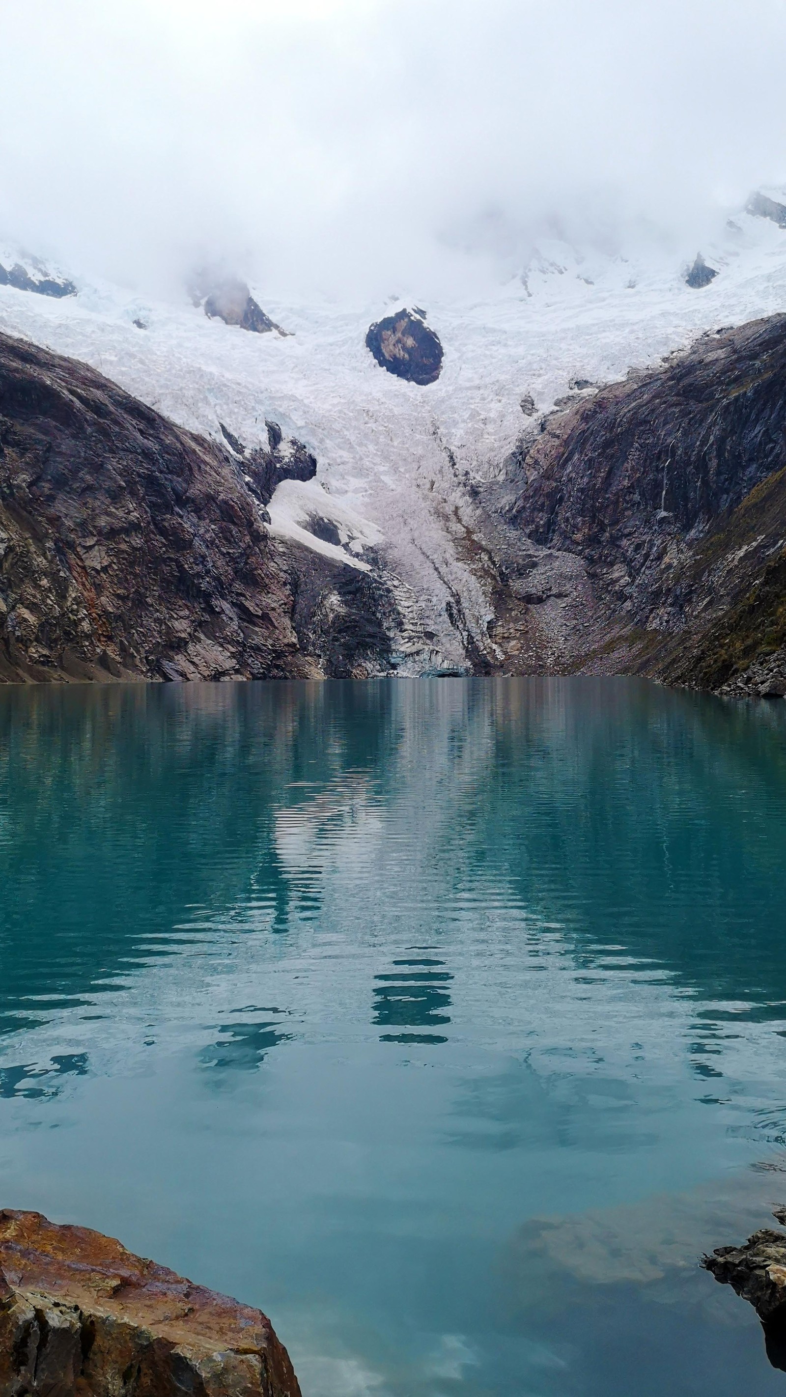 Il y a un grand plan d'eau avec une montagne en arrière-plan (eau, ressources en eau, neige, nuage, nature)