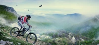 Mountainbiker, der durch eine raue Landschaft zwischen majestätischen Gipfeln navigiert