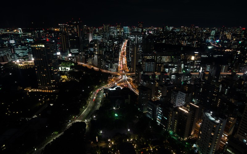 Грубый вид города ночью с множеством огней (токио, tokyo, лиссабон, lisbon, городской пейзаж)