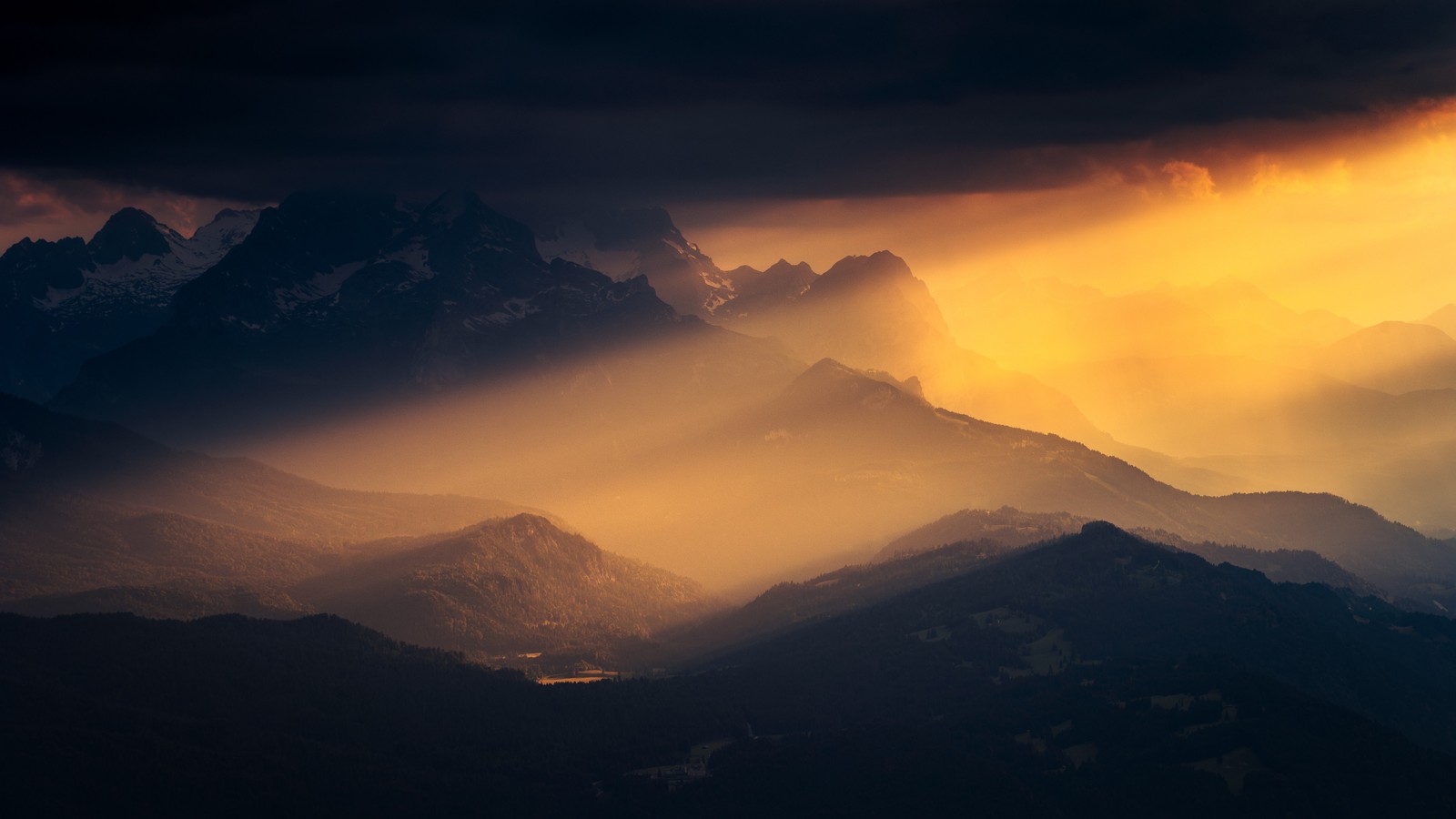 Montanhas com um raio de sol no céu e um corpo d'água (luz solar, alpes bávaros, alemanha, 5k, paisagem)