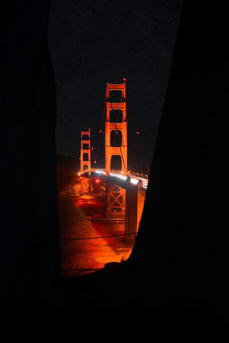 Вид с высоты на мост, по которому едут машины ночью (мост золотые ворота, golden gate bridge, ночь, мост, свет)