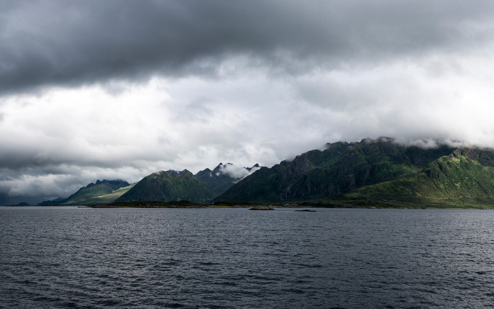 Il y a un bateau qui flotte sur l'eau près des montagnes (hauts plateaux, eau, loch, nuage, lake district)