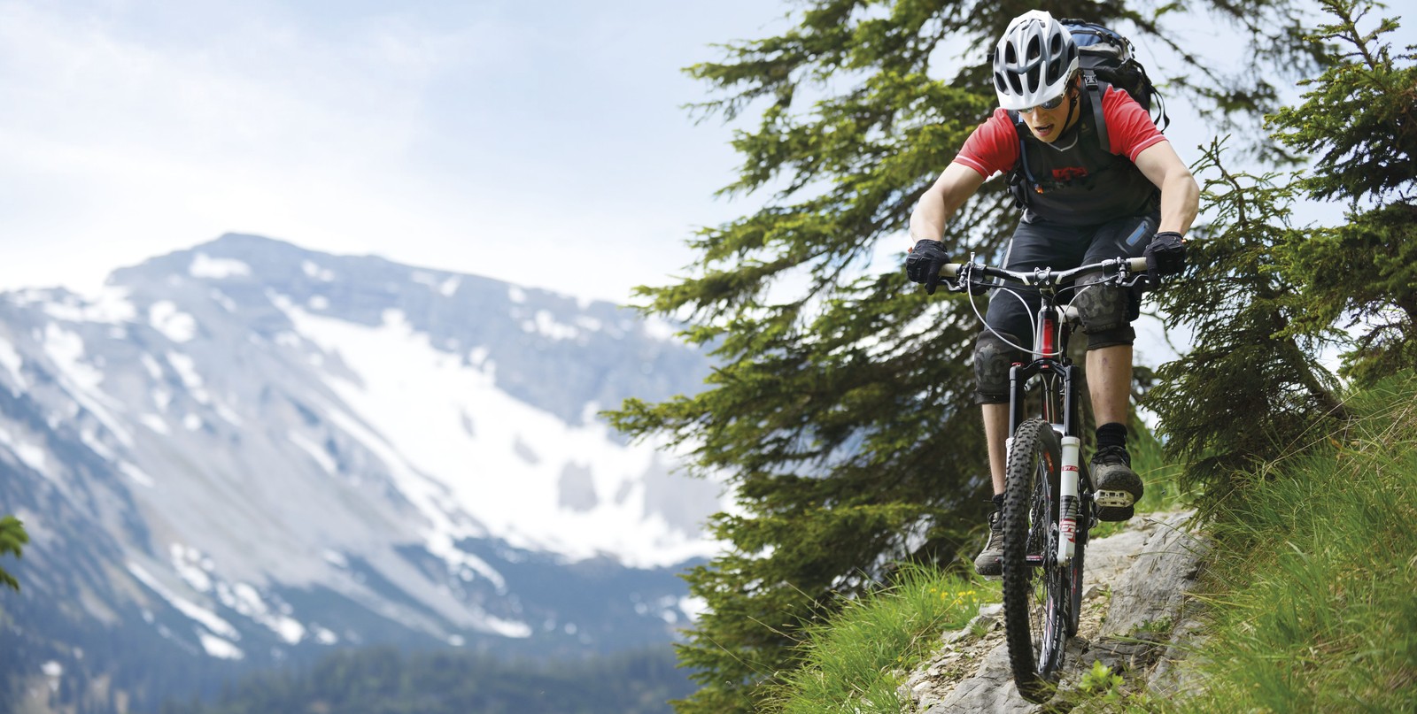 Homem andando de bicicleta de montanha descendo uma colina íngreme (alto falante, caixa de som sem fio, bluetooth, sem fio, ciclismo)