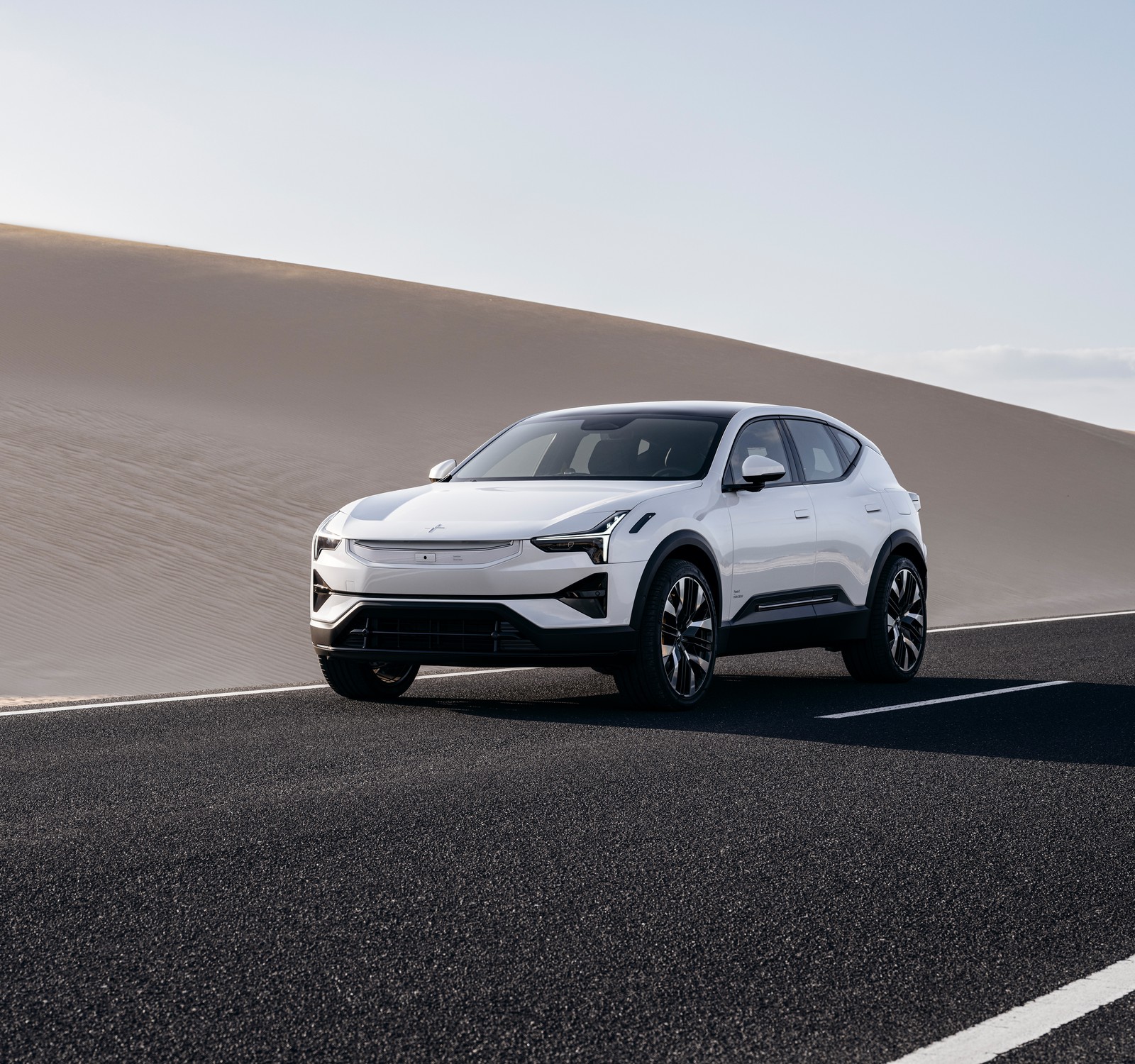 Um suv branco dirigindo por uma estrada no deserto (polestar 3, carros elétricos, 2023, carros, papel de parede 4k)