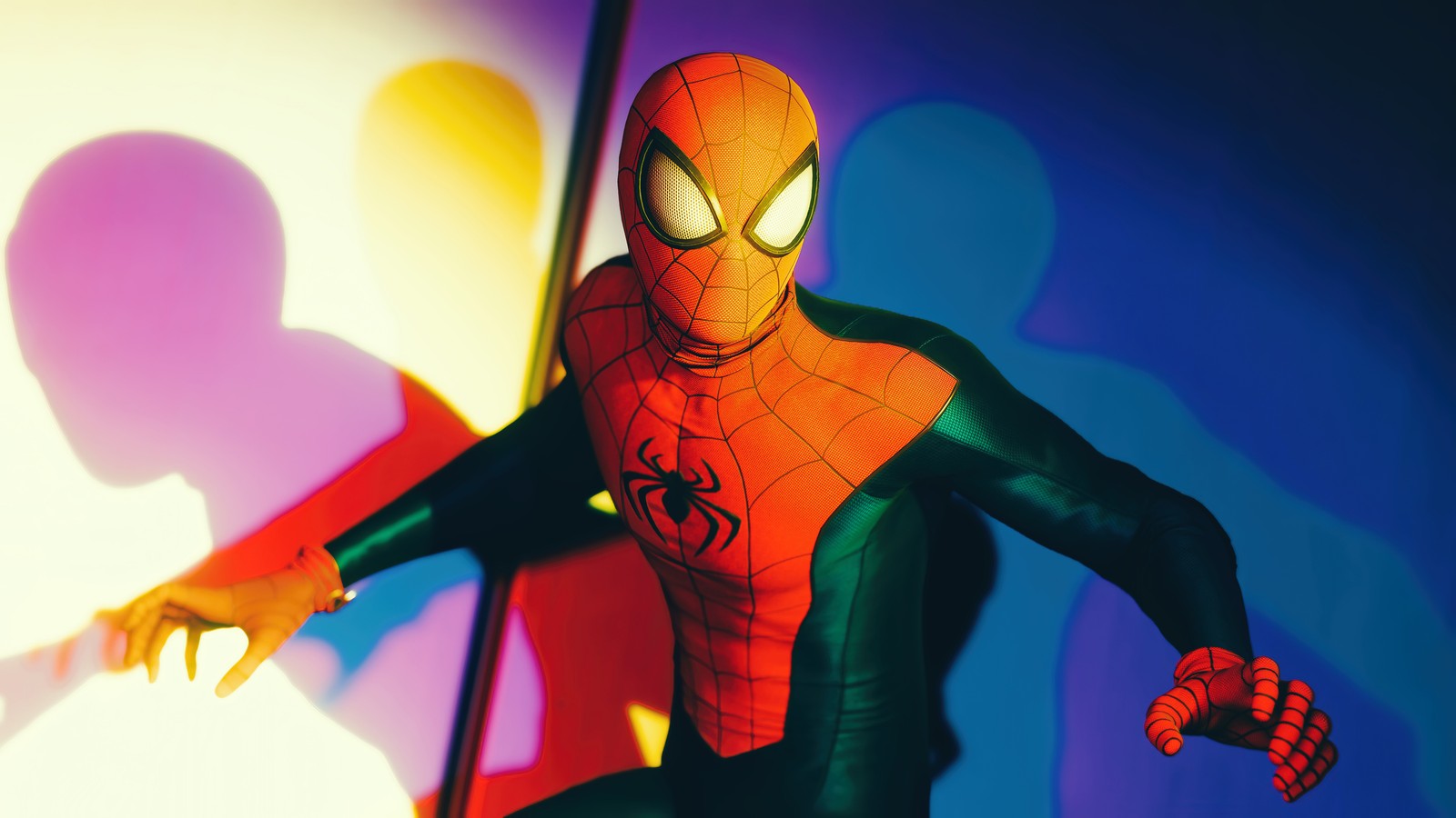 Spider-man en un costume noir et orange se tenant devant un arrière-plan coloré (marvels spider man miles morales, playstation 5, ps5, jeu vidéo, miles morales)