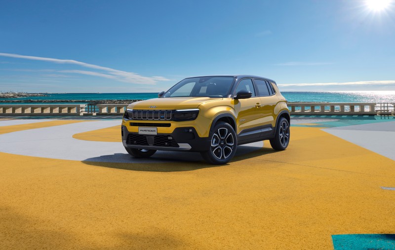 Новый volkswagen t - cross suv припаркован на желто-белой полосатой дороге (jeep avenger e first edition, электрический внедорожник, 2023, 5k, 8k)