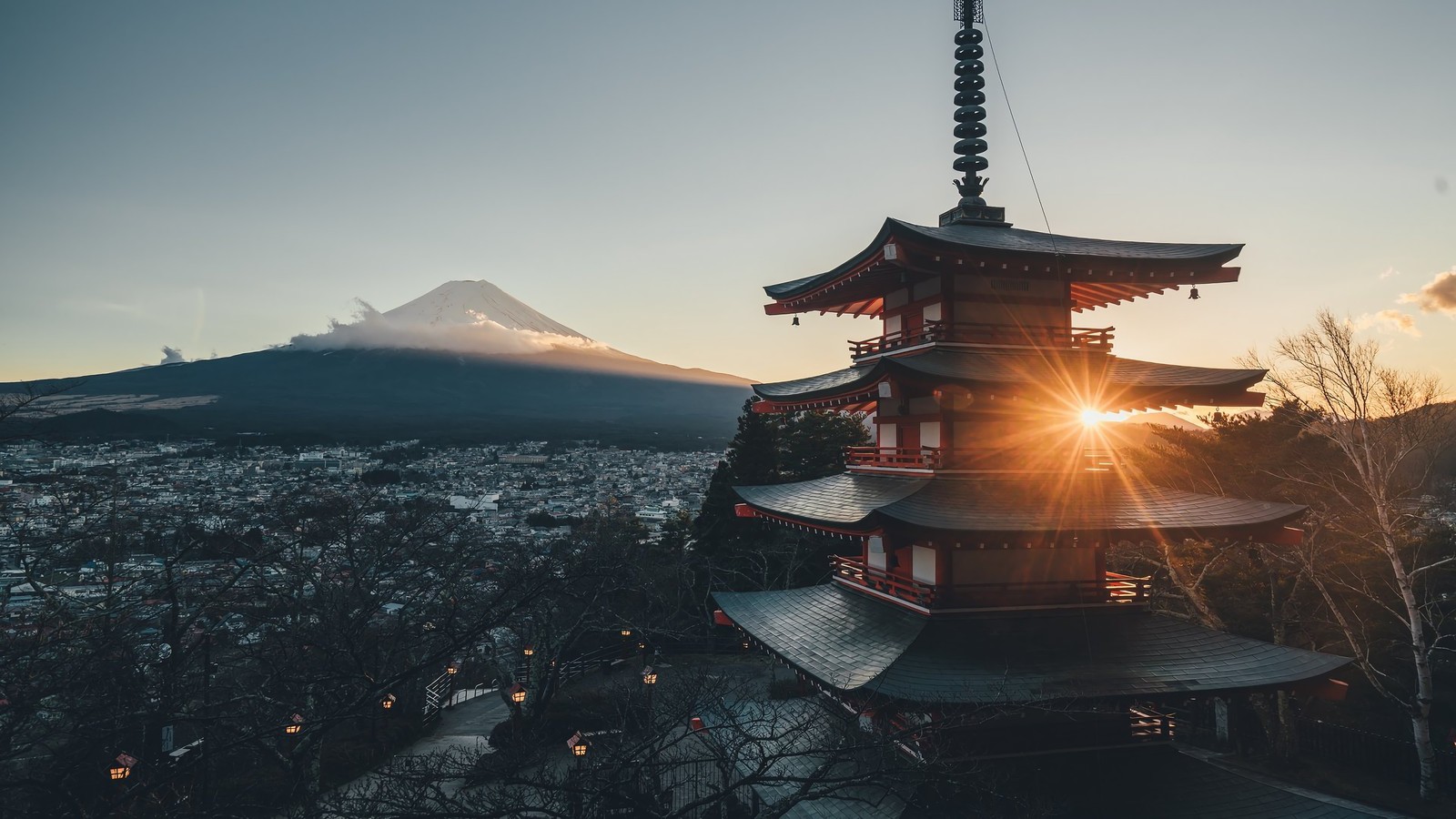 Uma alta torre pagoda com uma montanha ao fundo (monte fuji, japão, cidade, paisagem, cenário)