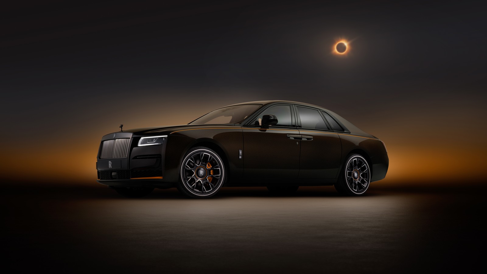 Um carro rolls royce preto com um halo ao fundo (rolls royce black badge ghost, 2023, 5k, 8k, carros)