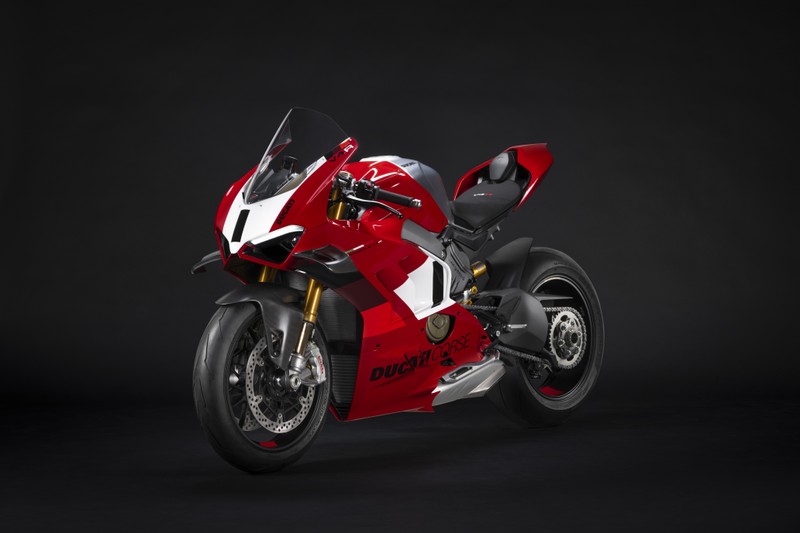 Близкий план красного мотоцикла, припаркованного на черной поверхности (ducati panigale v4 r, спортивные мотоциклы, тёмный фон, 2023, 5k)