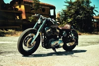 Custom Bobber-Motorrad in vintage Umgebung geparkt