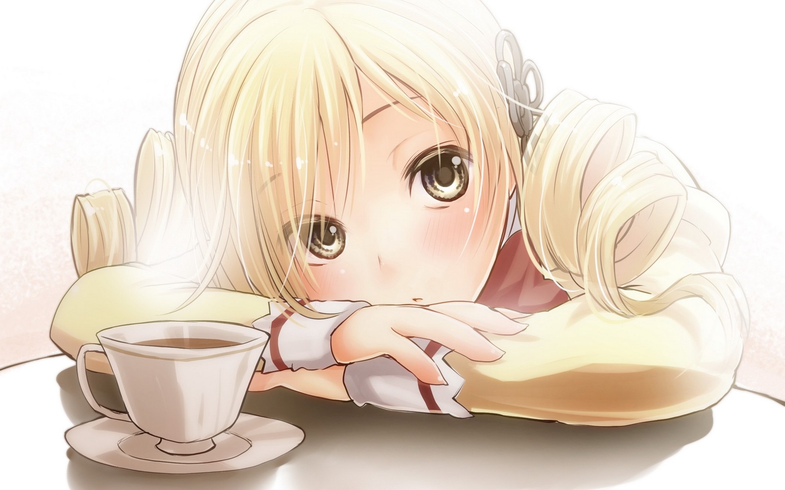 Chica de anime con una taza de café y un sándwich en la mesa (rubio, mangaka, cabeza, niña, almohada)