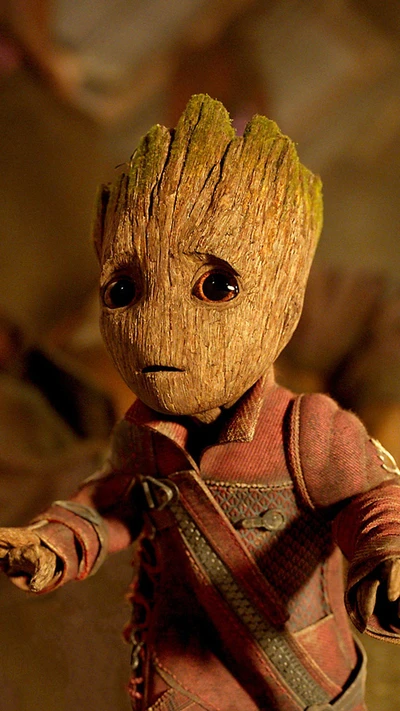 Baby Groot in einer verspielten Pose, die seine adorablen Merkmale und seinen rindenähnlichen, strukturierten Körper zeigt.