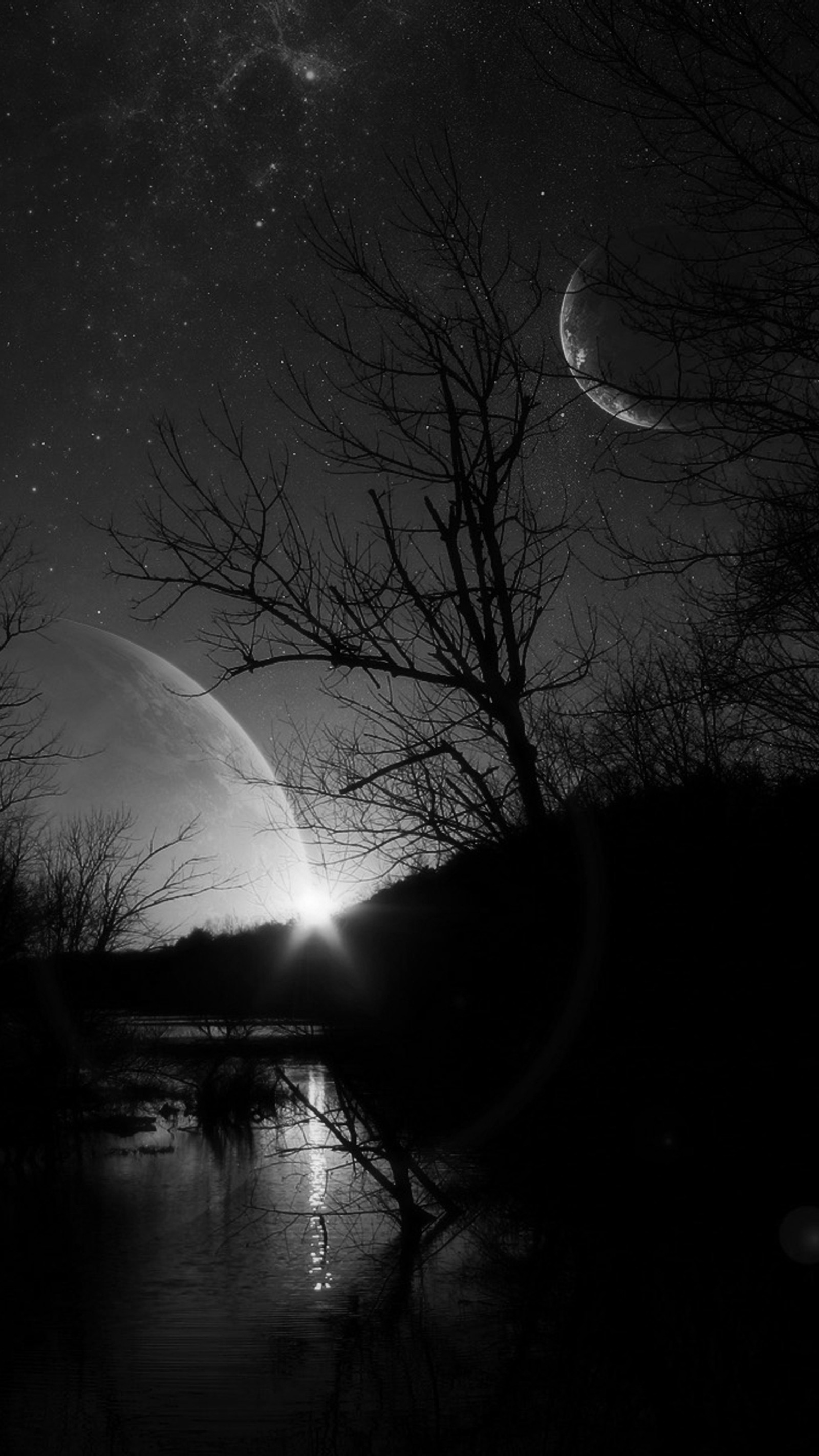 Una foto en blanco y negro de una luna y un cuarto creciente sobre un lago (luna, naturaleza, rio)