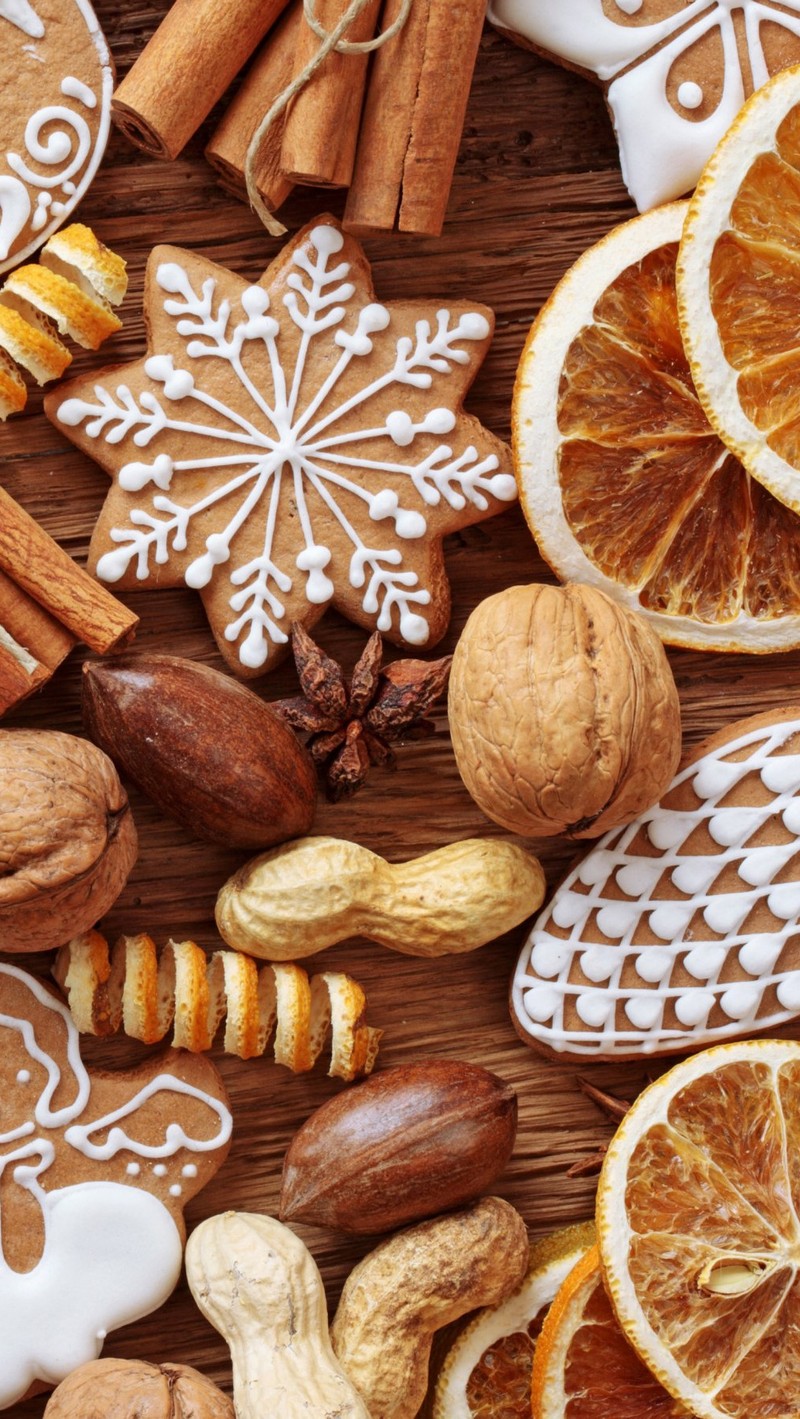 Gros plan d'une table avec divers types de biscuits et de noix (noël, bonbons)