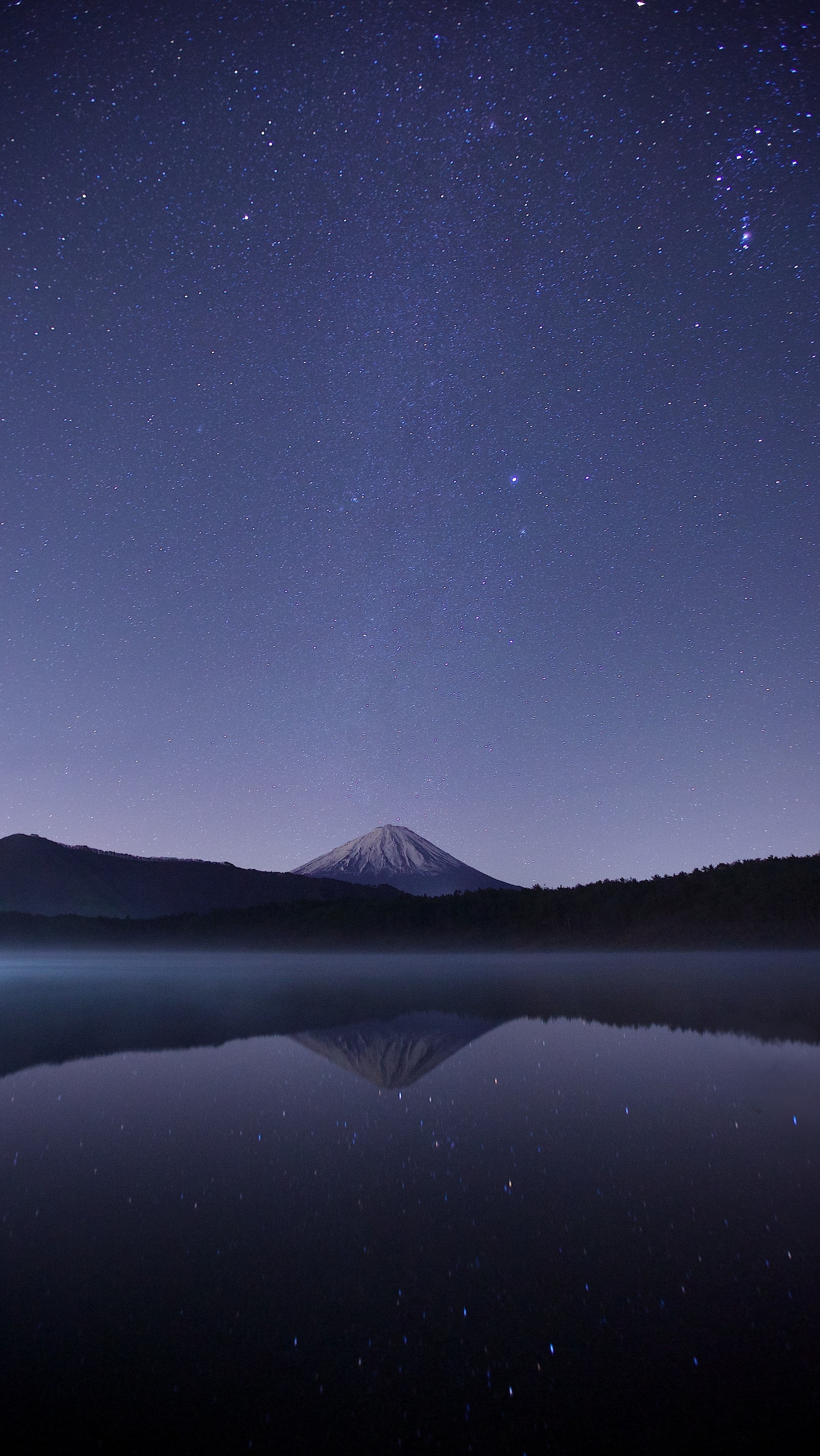 Cielo estrellado sobre una montaña y un lago con reflejo (noche, cielo, estrellas, agua)