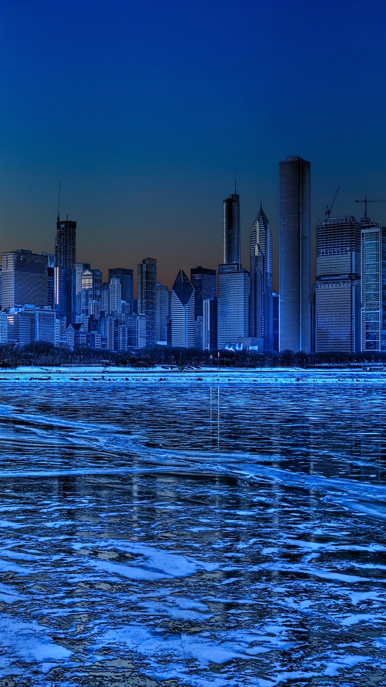 Vista aérea de un horizonte de ciudad con un río congelado en el primer plano (edificio, chicago, ciudad, hielo, lago)