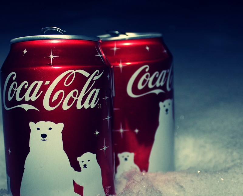 Банки coca cola с полярными медведями на них, лежат в снегу (рождество, свежий, снег, обои, белый)