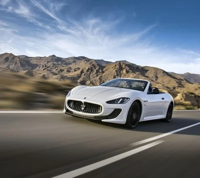 Maserati GranCabrio: Elegancia en movimiento contra un paisaje escénico