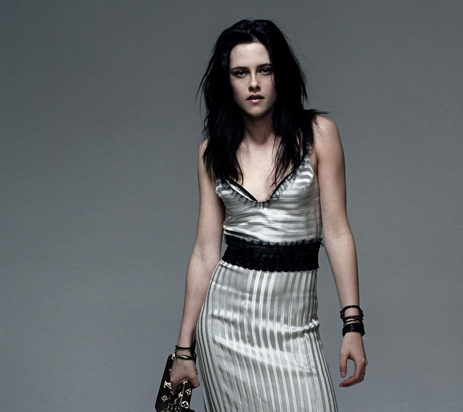 Femme girafe en robe argentée avec un sac et un sac à main (héroïne, kristen stewart, subbu)