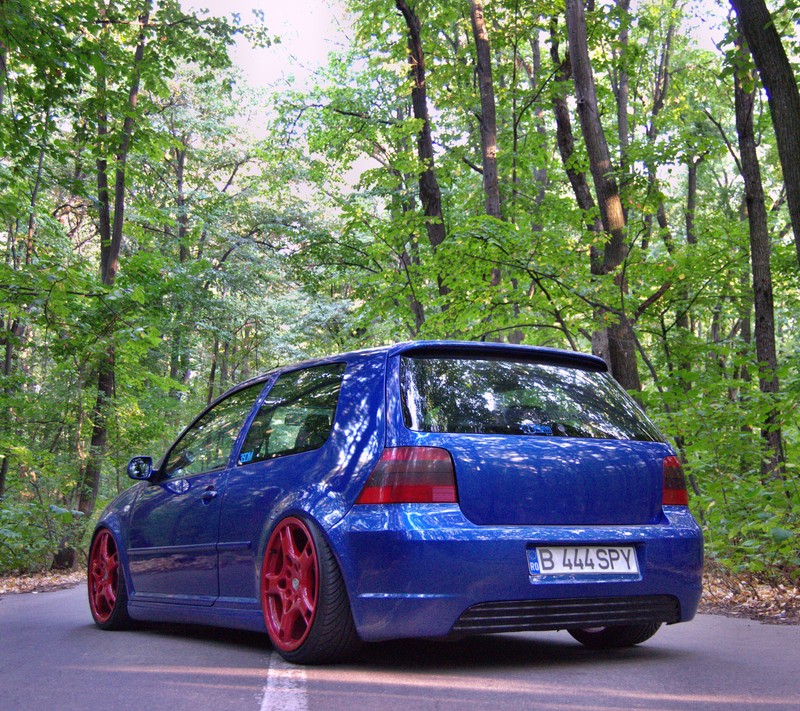 Близкий план синего автомобиля, припаркованного на дороге в лесу (mk4, porsche rims, фольксваген, vw)