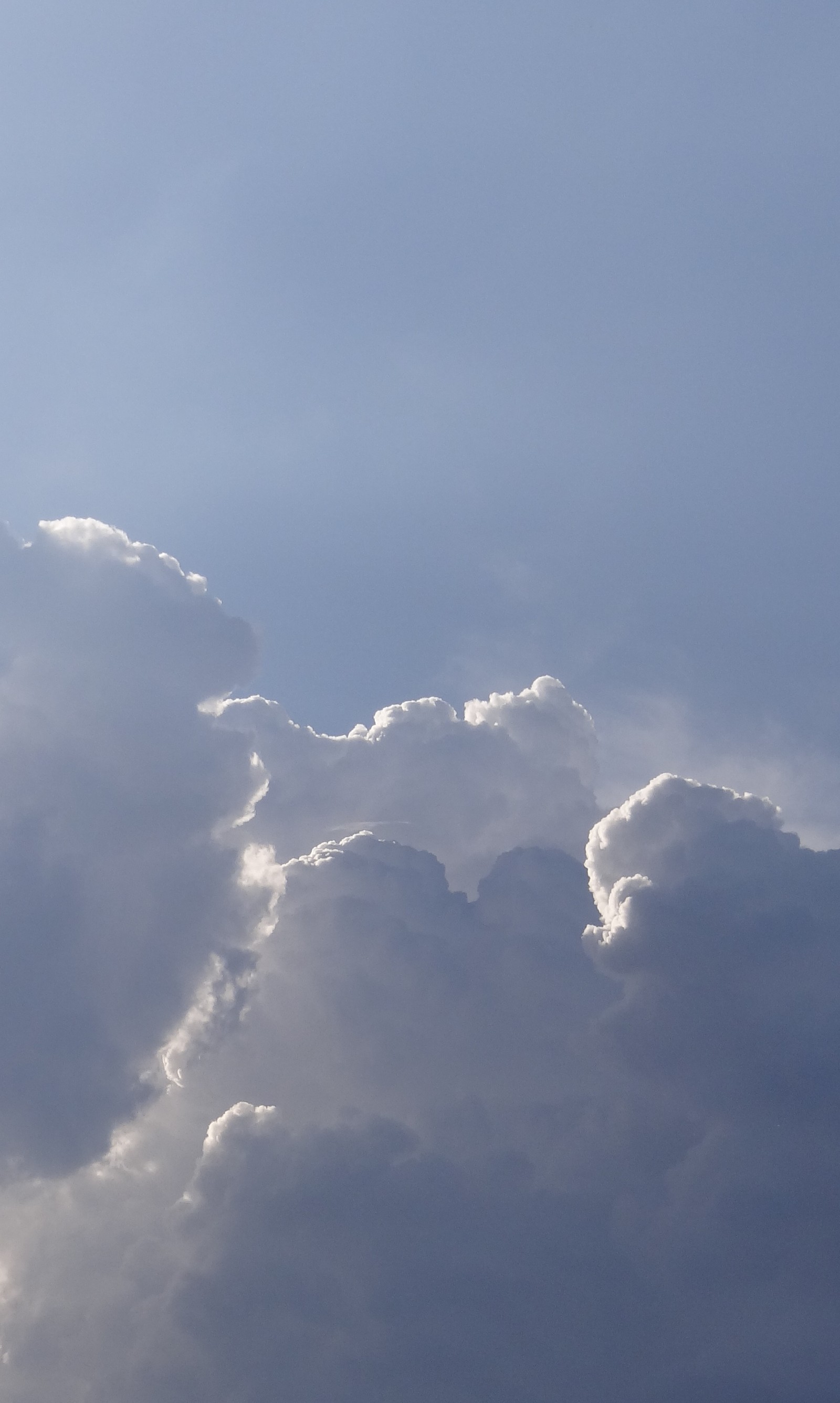 Il y a un avion qui vole à travers les nuages dans le ciel (bleu, nuage, lining, argent, ciel)