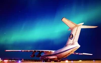 Avião comercial sob a aurora boreal: Uma noite deslumbrante na aviação