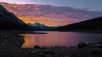 Pôr do sol sereno sobre o lago Peyto: Uma reflexão ao crepúsculo nas Terras Altas