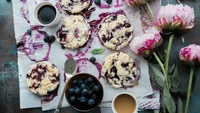 Biscuits aux myrtilles fraîchement cuits avec un glaçage crémeux et des brownies au chocolat