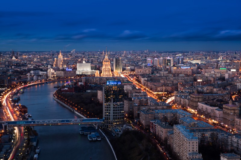 Арабский вид города ночью с рекой, протекающей через него (река москва, город, городской пейзаж, городская территория, горизонт)