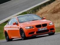 BMW M3 E92: Rendimiento dinámico en impresionante naranja