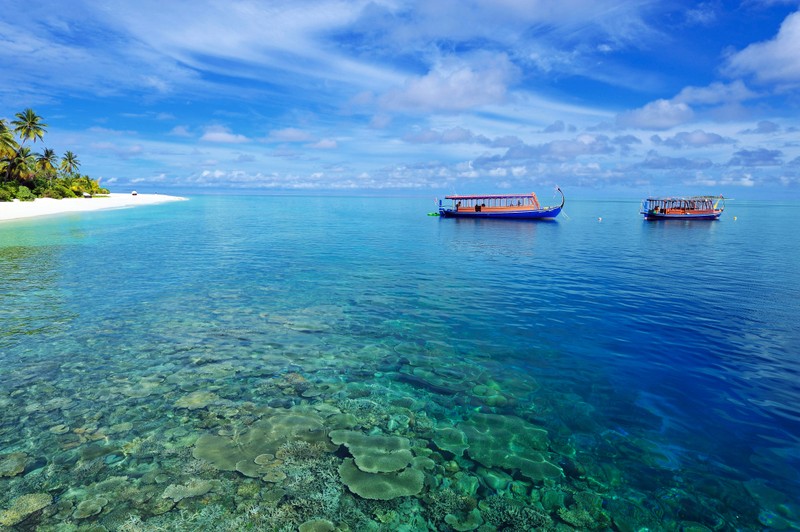 Две лодки стоят на чистой воде у пляжа (пляж, море, природа, вода, океан)